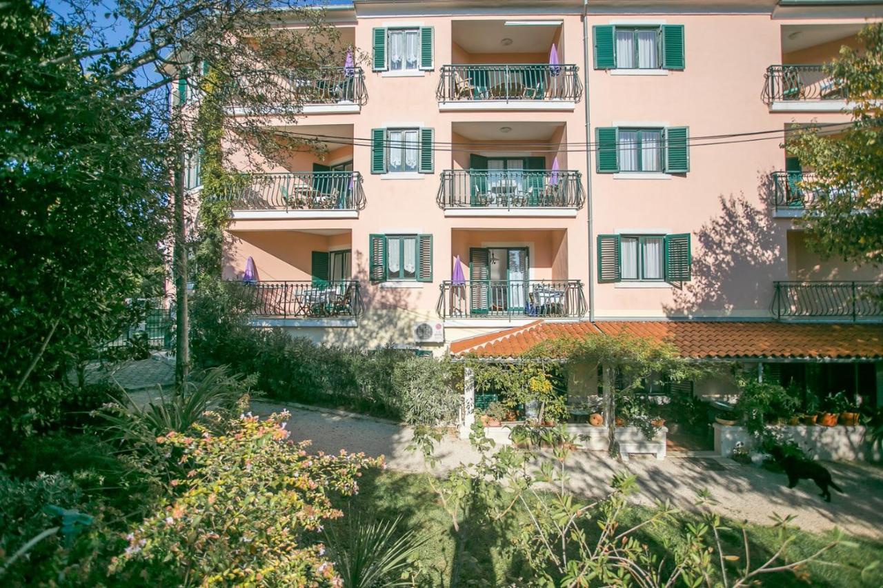 Villa Mareonda - Apartments Sussurro ロヴィニ エクステリア 写真